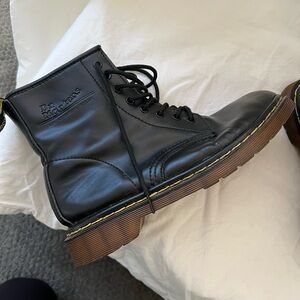 Doc Martens Air Wair boots 8 laces holes size 37 or wmns 6.5